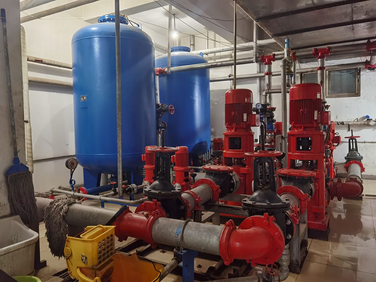 三台冷却塔三个水泵加一个水箱怎么连接两台一样大的机组帮我用180字详细描述