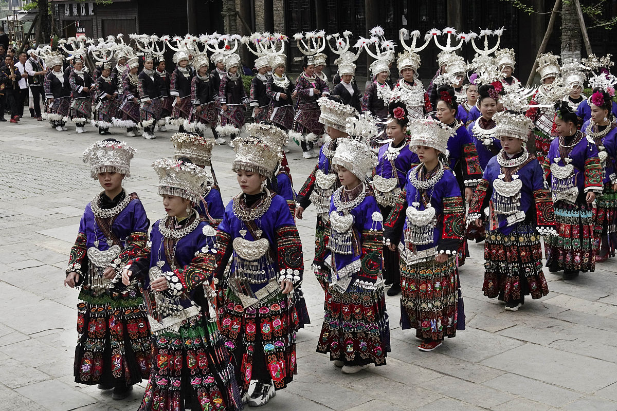 请不少于800汉字的博客文章语言要幽默口语化。主题是：侗族有什么节日 侗族的25个节日分别是