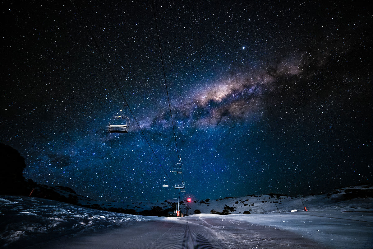 当地时间2020年9月14日,澳大利亚夏洛特山口,明朗的夜空中出现壮观的