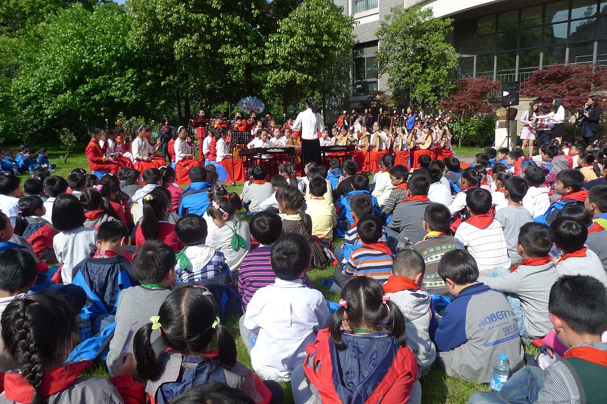 2015年4月23日,上海一小学举行"草地音乐会",学生正在观看管乐合奏表
