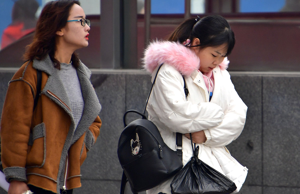 2017年11月17日,郑州气温骤降,感觉一夜之间仿佛进入了冬天,美女被冻