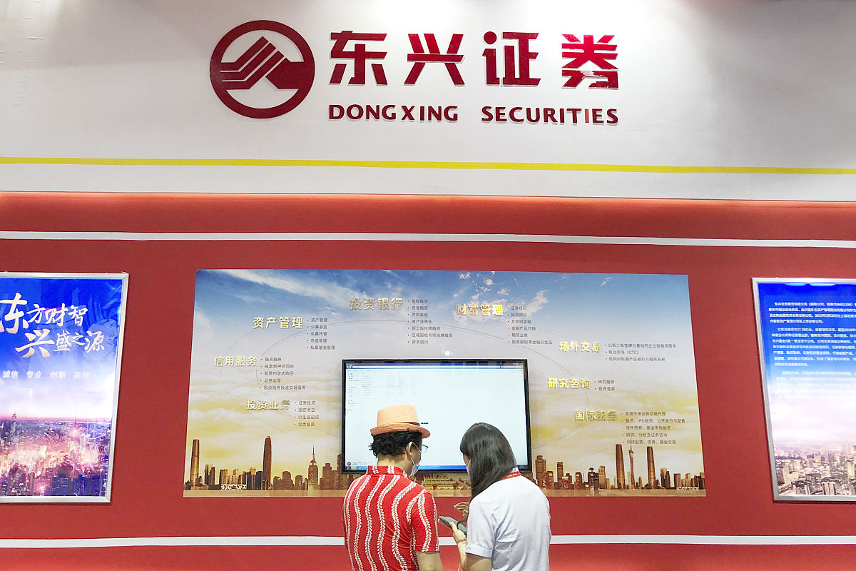 以下内容翻译为中文：Transactions are an integral part of any financial system and they are the basis for the transfer of funds and assets from one entity to another Transactions can range from small purchases m