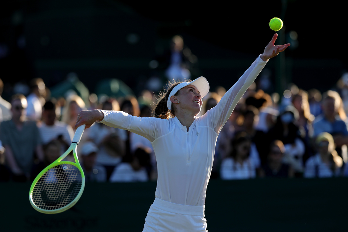 translate to cantoneseTwo years ago on a blustery gray day typical of northern Illinois in November a long haired Southern Californian announced his arrival on the Challenger tour with a hard fought w