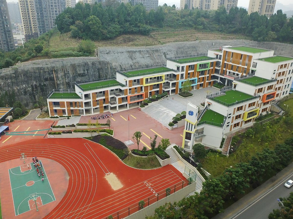 2020年11月6日,湖北宜昌,新建的岳湾路小学场景壮观.