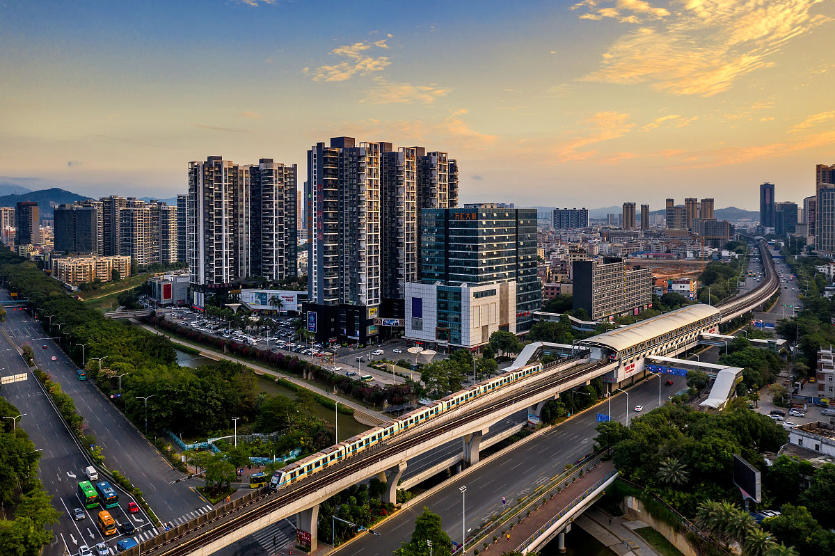 发给各位参加夏令营工作的老师通知7月10日星期一夏令营开营集合时间7点30前集合地点：深圳地铁教育培训中心宿舍楼B栋大厅着装要求：统一穿着深大工作服未领取老师请到小镇201教室领取