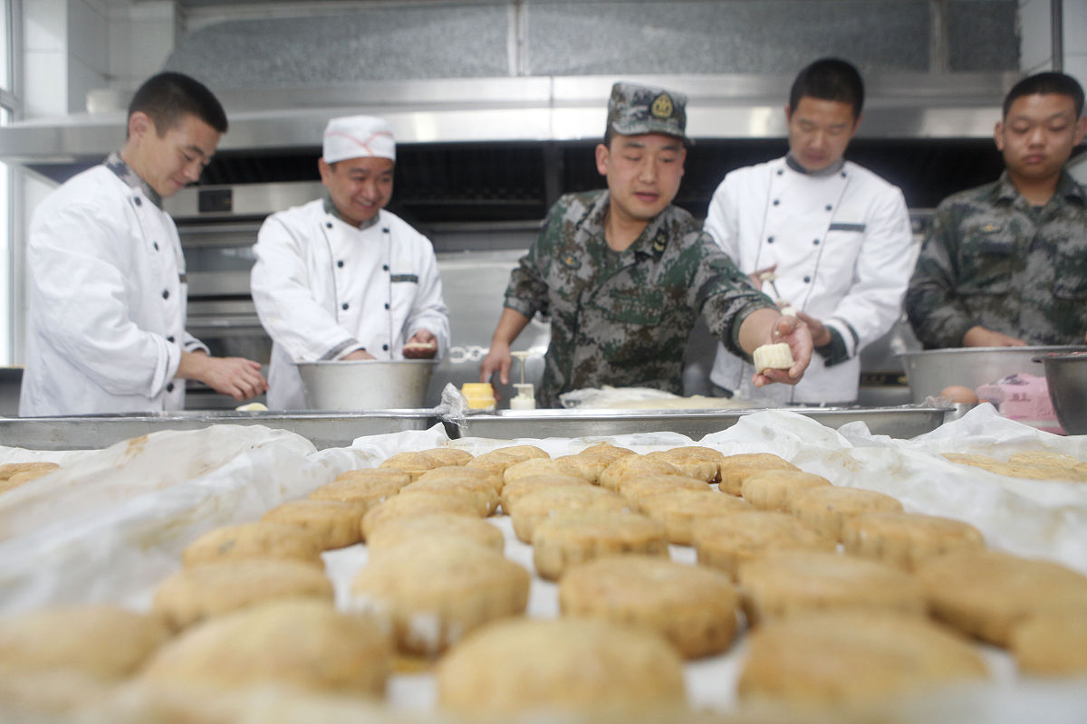 2015年9月25日,黑龙江黑河,黑龙江省军区边防某团官兵正在调制月饼陷,