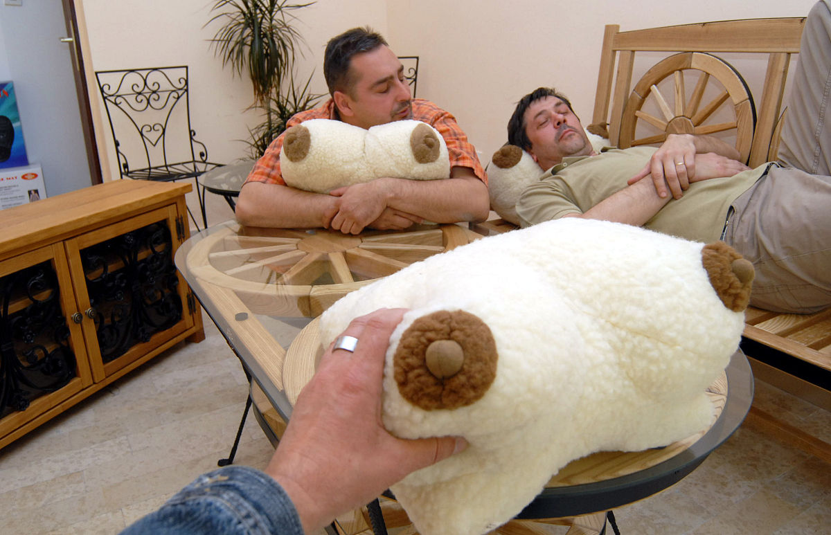 2010年5月10日,克罗地亚斯拉沃尼亚布罗德,一男子制作了一种以女性乳
