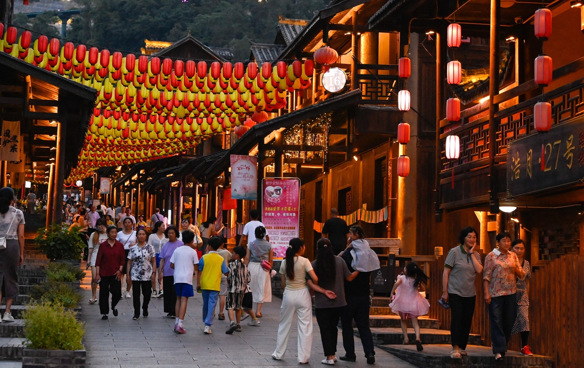 从探究影响游客满意度的因素的角度将以下词语进行分类4-6个：仿古四合院老成街区胡同步行街砖瓦街道体验名城井巷中国川西保护风格味道排列遗留市井环境有趣小街景区商业化气息古色古香传统疫情小店繁华川剧中心氛围晚上休闲火锅有机漂亮大慈烟火感受建议琳琅满目老街特色地方小吃景色景点文化性价比旅游趣味美食值得值得一去热闹历史古街游客四川建筑适合好吃有名著名好玩交通逛逛方便商业游玩