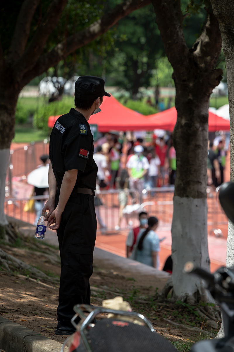 2020年6月21日,广州华商学院开展第二次全员核酸检测,一名安保人员正