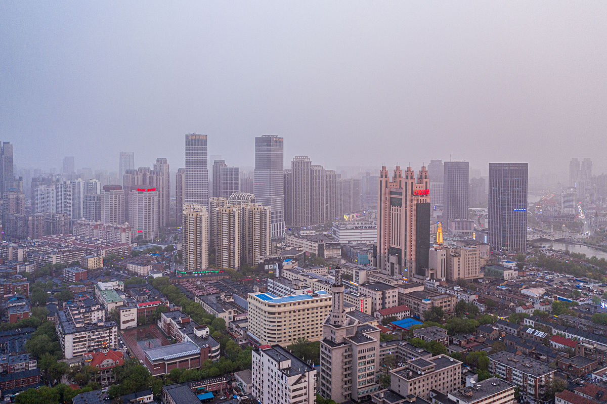 2021年4月15日,天津迎来沙尘暴天气,下起"泥浆雨".