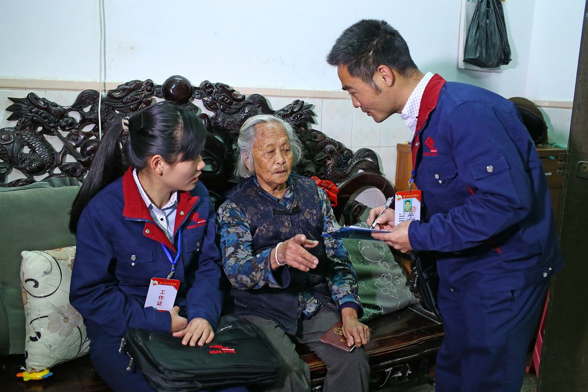 社区工作人员入党申请一年后的思想汇报：坚定信念，服务人民