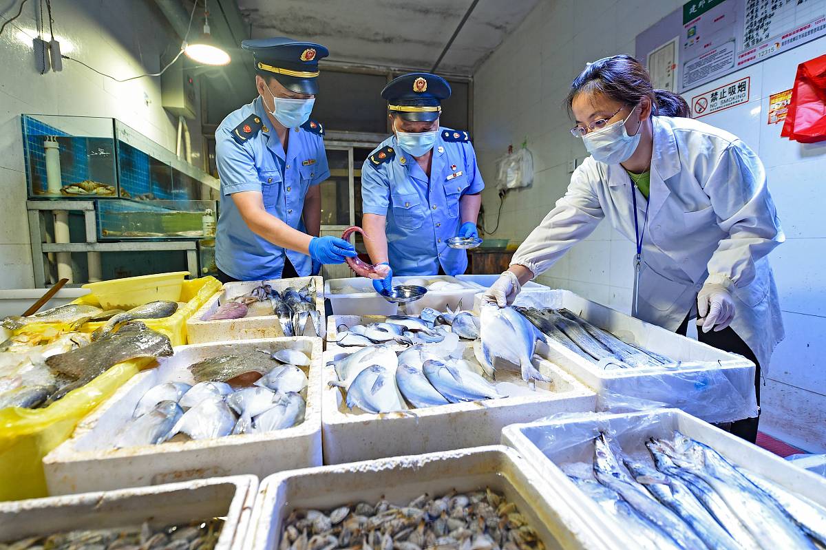 汕头腌菜厂卫生乱象曝光：赤脚踩原料、随意吐痰，产品流向何处？