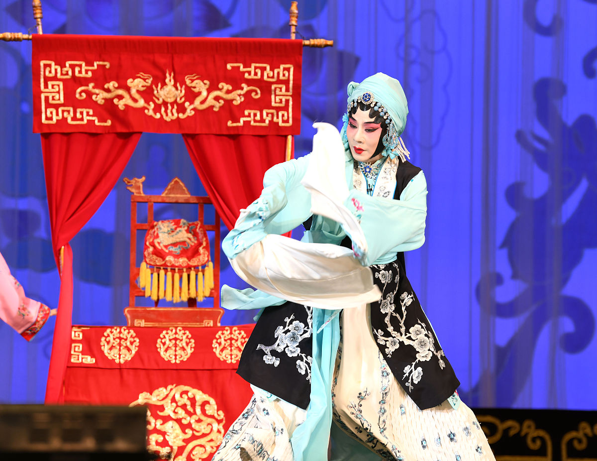 2019年11月1日,安徽淮南,国家一级演员,程派传人迟小秋在送戏下基层慰