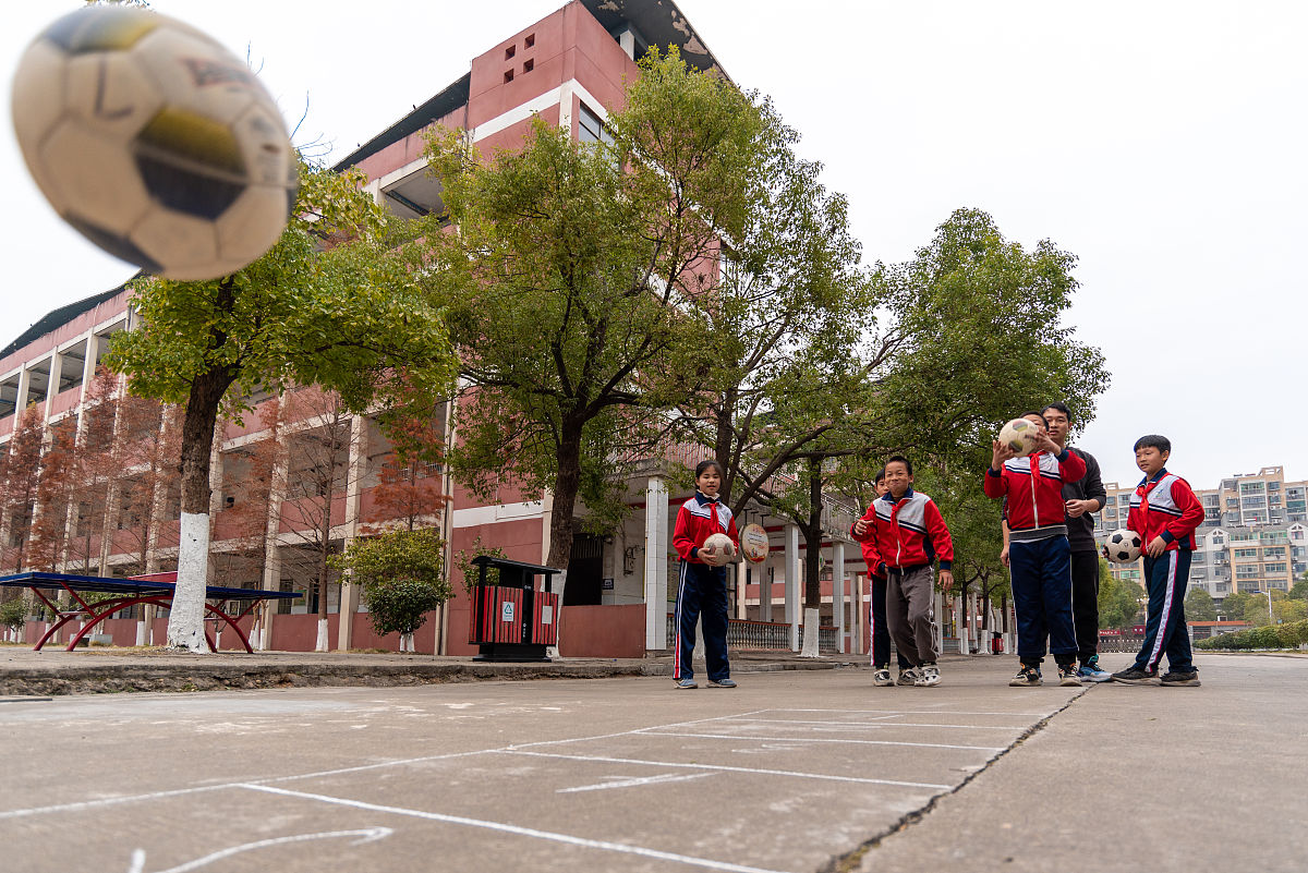2021年12月20日,江西省吉安市,新干县实验小学的学生在学习足球头顶球