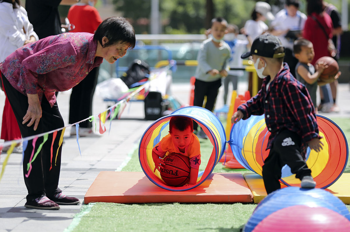 趣味亲子游戏：抢塑料圈，欢乐互动增进感情