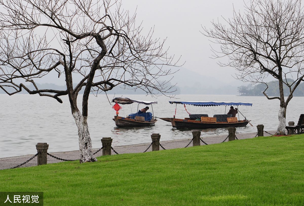 竞渡时在湖外偶为成章描写了哪些场景 - 300字赏析