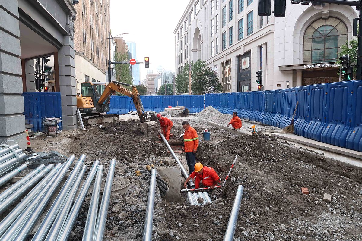老旧小区地下不明管线、障碍物多无法探明实施过程中经常引起改造方案调整是否有更可行可靠的措施来规避方案调整带来的各种影响。