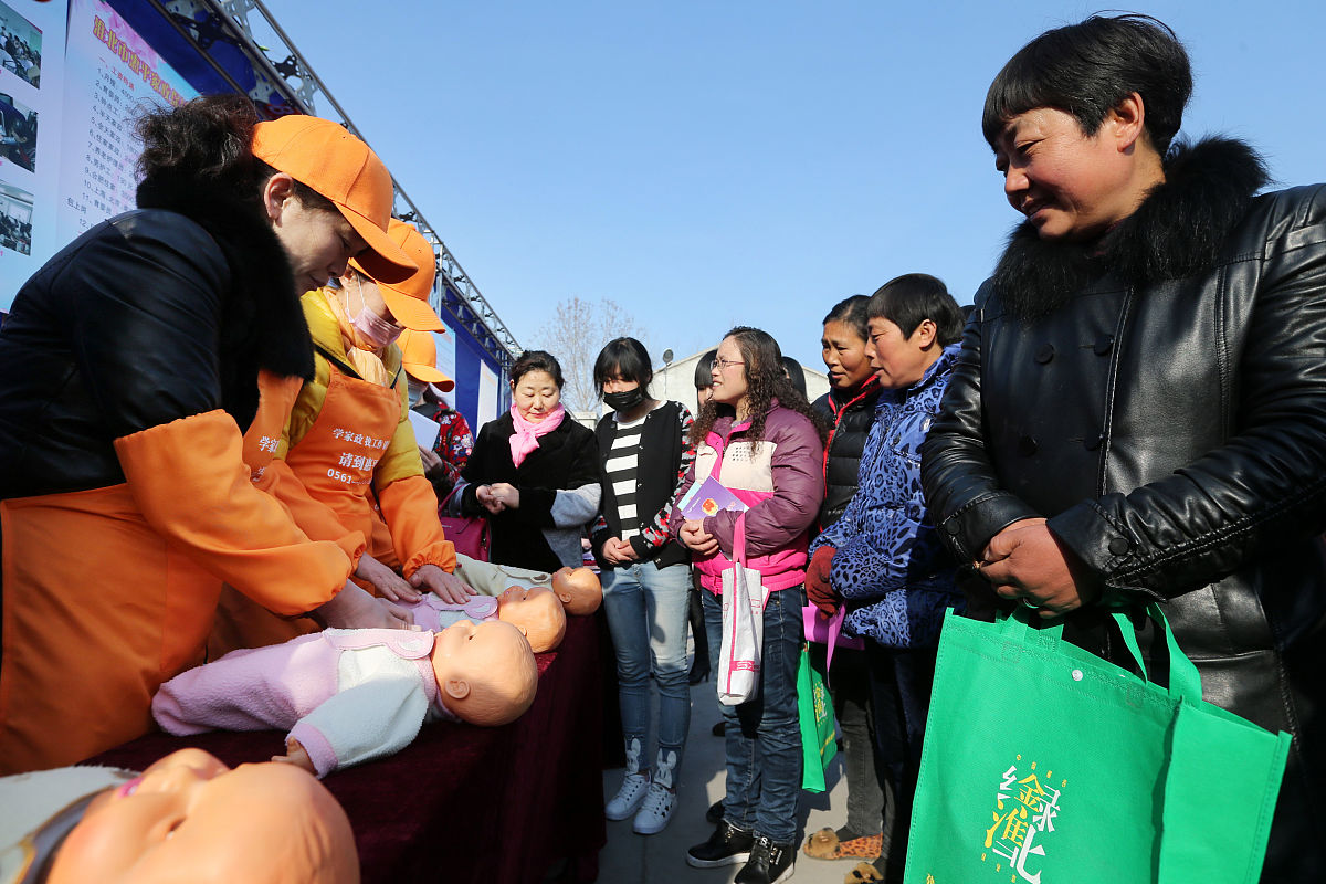 请帮我用标准的文字表达描述以下语句：康乐团队带了一些水果慰问老人