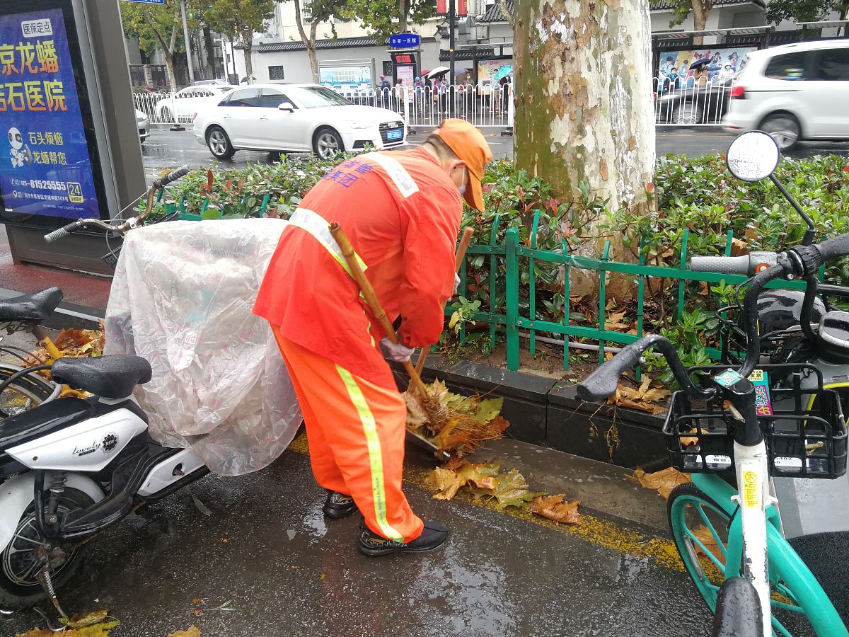 环卫工人清洁雨水箅子的奖励通告200字