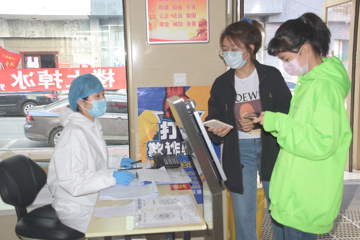 请写出一个护理跨专业考公共卫生（重大传染病临床研究方向）的学术型硕士研究生三年读研/科研规划，可以从最终的目标出发制定计划。要具体，比如考证或者培训（假设你已经通过ich-gcp证书和英语六级证书了）不要好高骛远，要向老师表明你是一个长期主义，以口述的形式表达