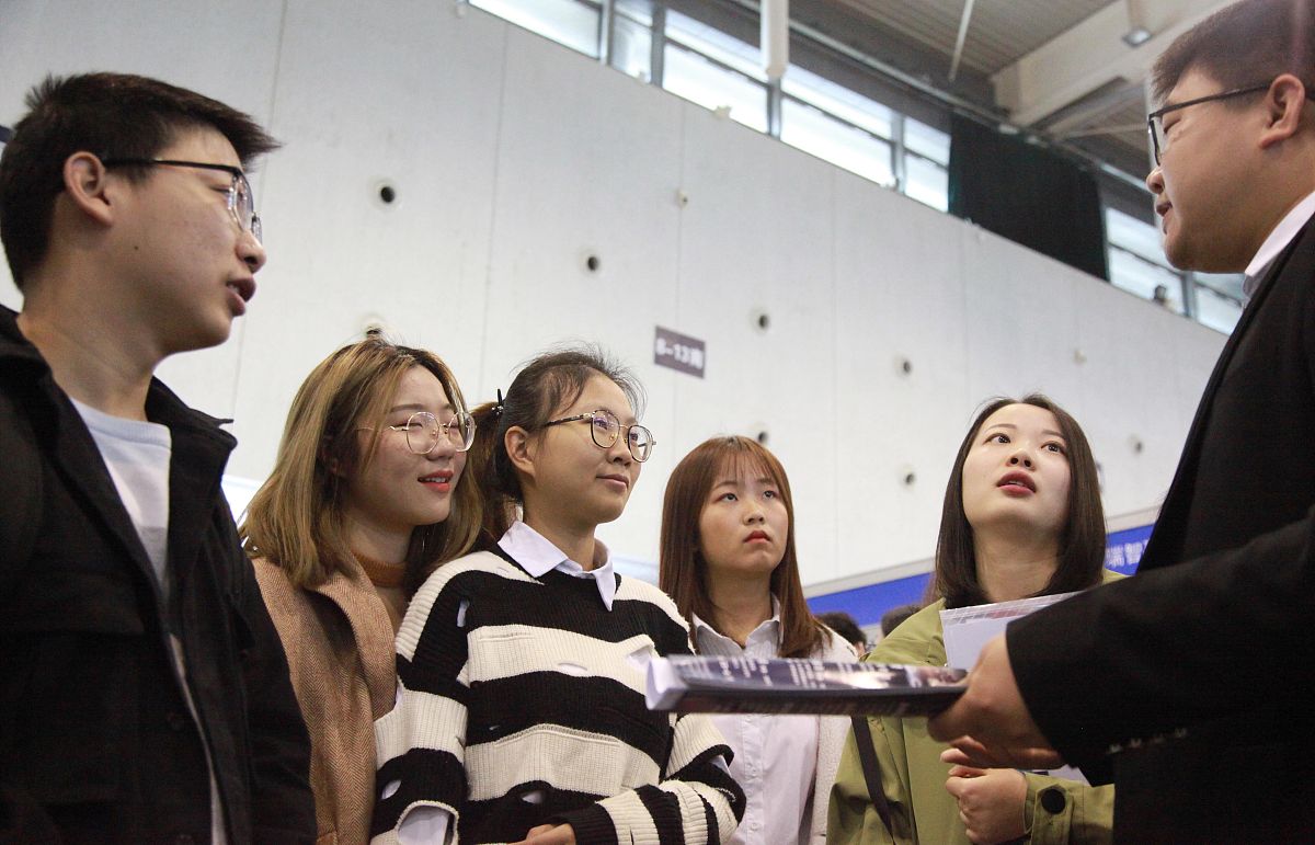 帮我写一份简洁大学期间 学习委员 新媒体成员 学生社团社长获得过河南省省赛三等奖 娃哈哈营销大赛三等奖 牡丹花卉优秀实习生对专业理解有自己的见解100字左右