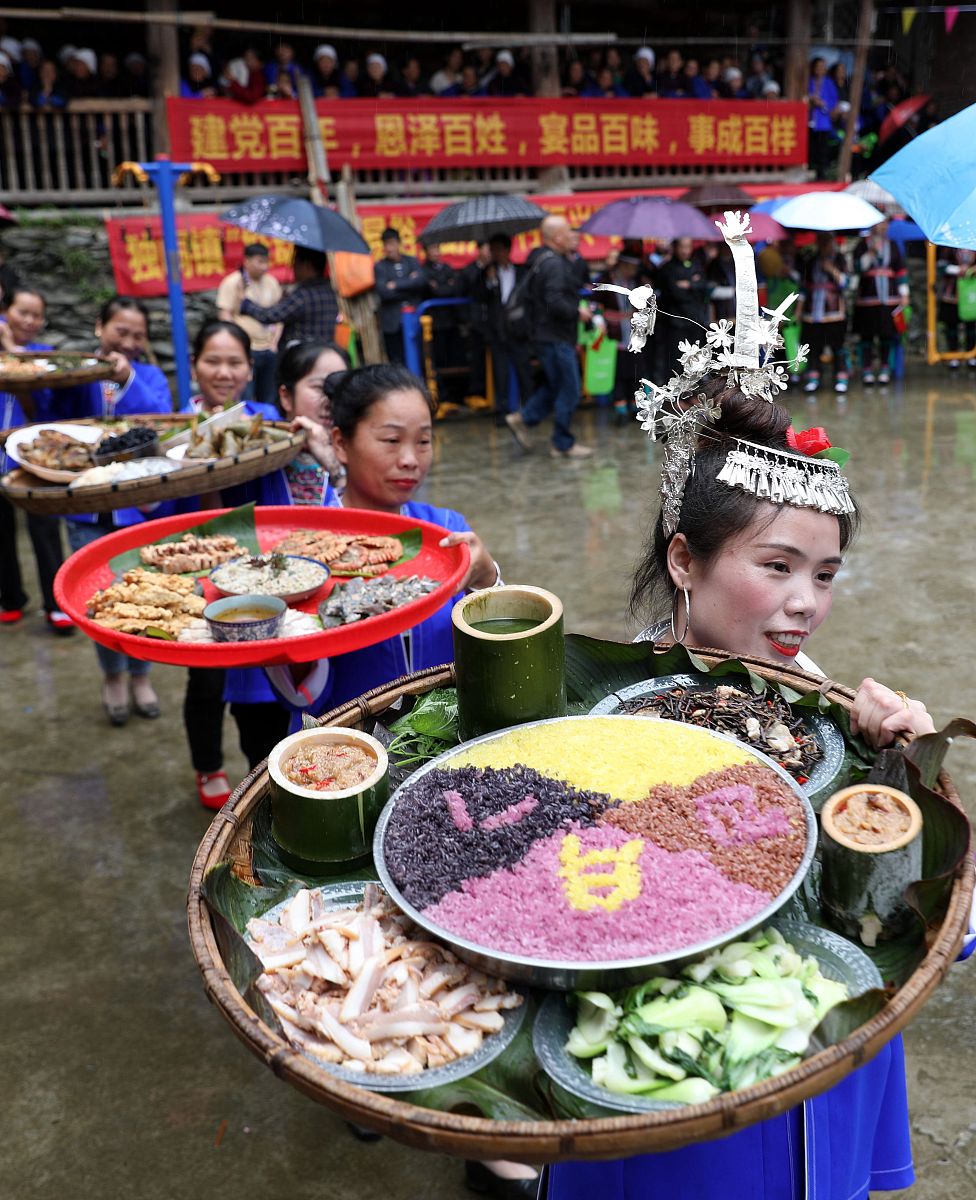写10条广西三月三簸箕宴新闻稿的活动标题