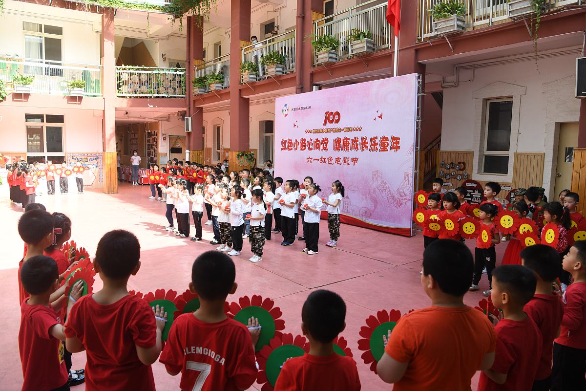 2021年5月31日,武汉,武昌区机关幼儿园小朋友在参加六一儿童节活动.