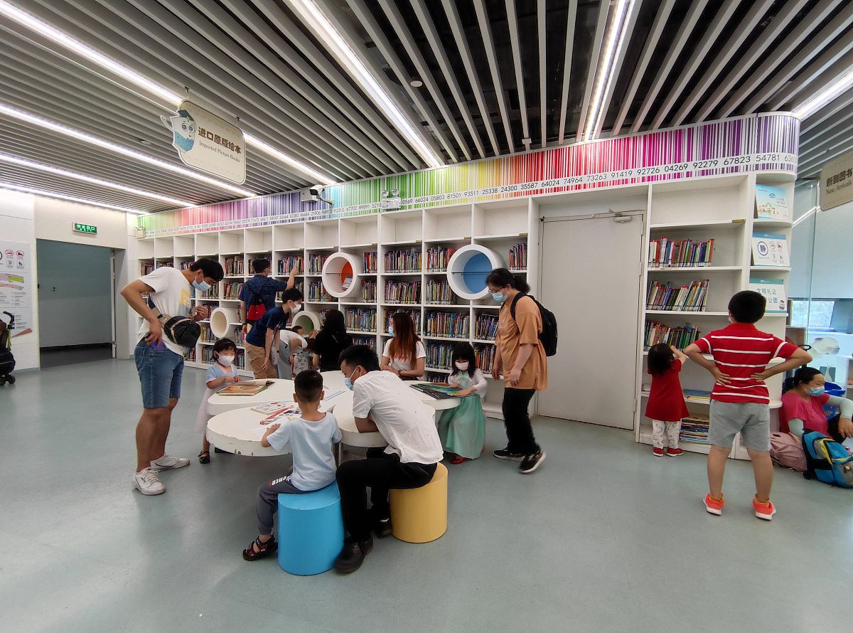 帮我写一份卖亲子绘本的直播话术