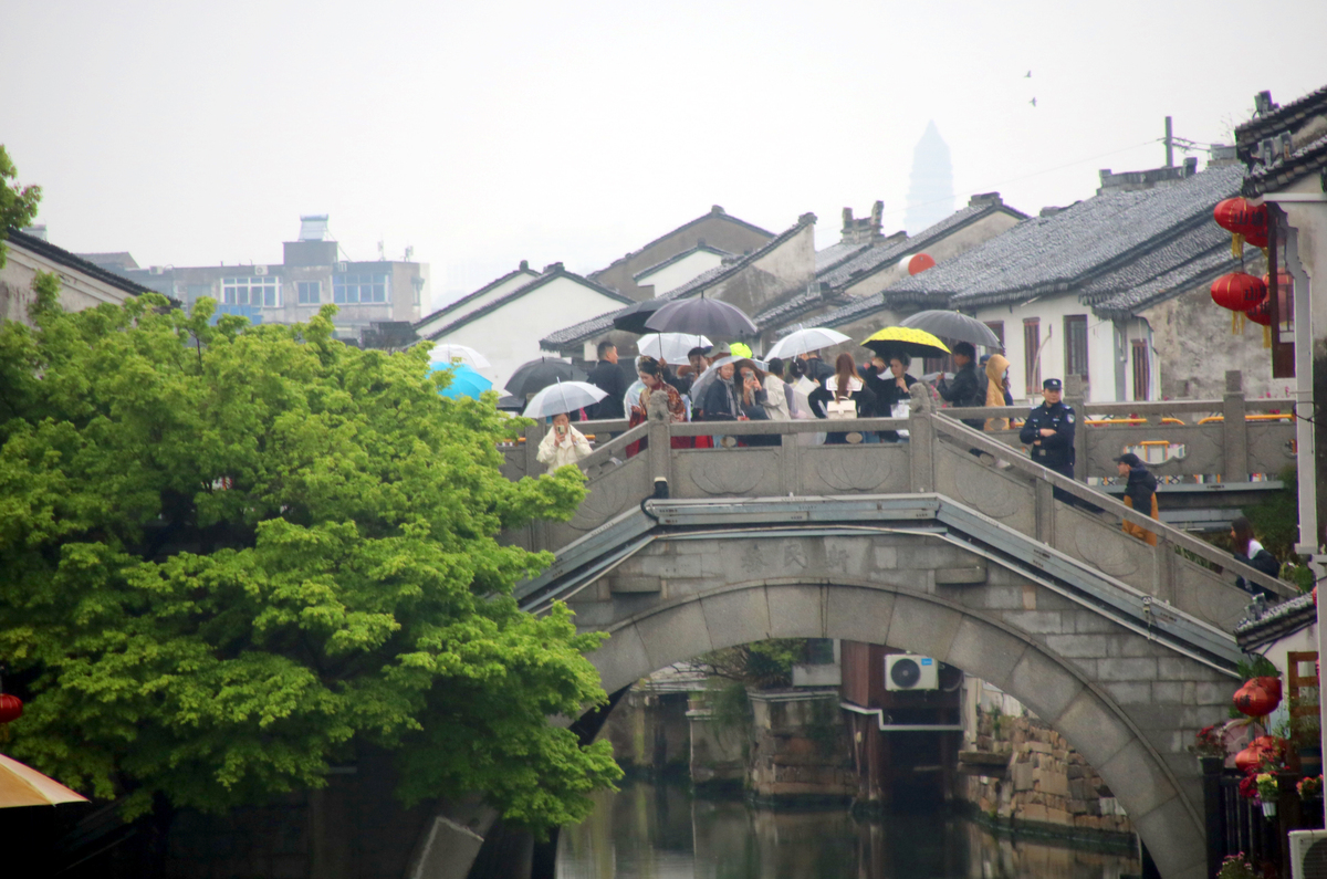 2026年4月3日,<strong>苏州</strong>,众多游客在山塘街踏青游玩.