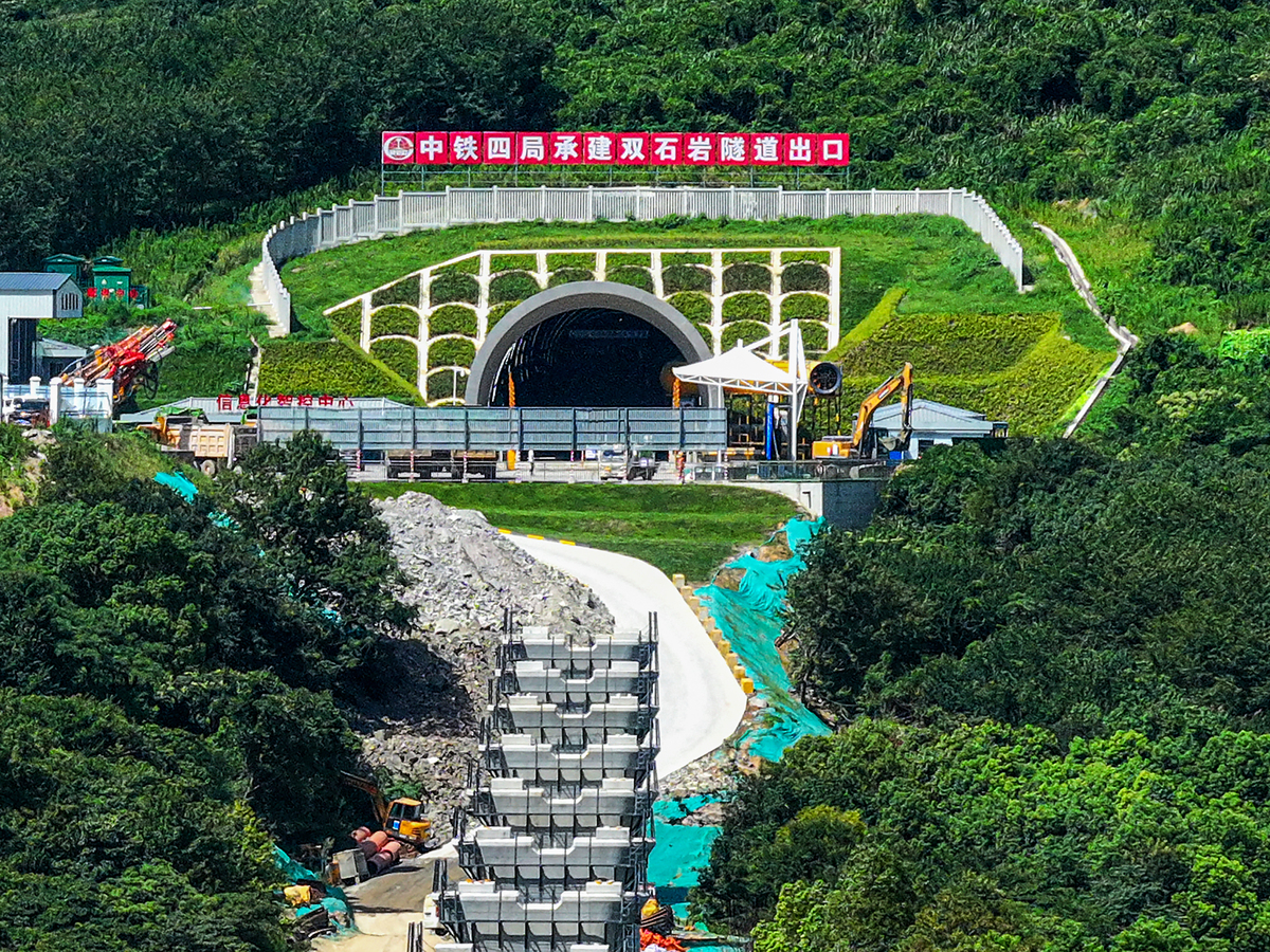 高山隧道占地施工顺利完成，为项目后续施工奠定基础