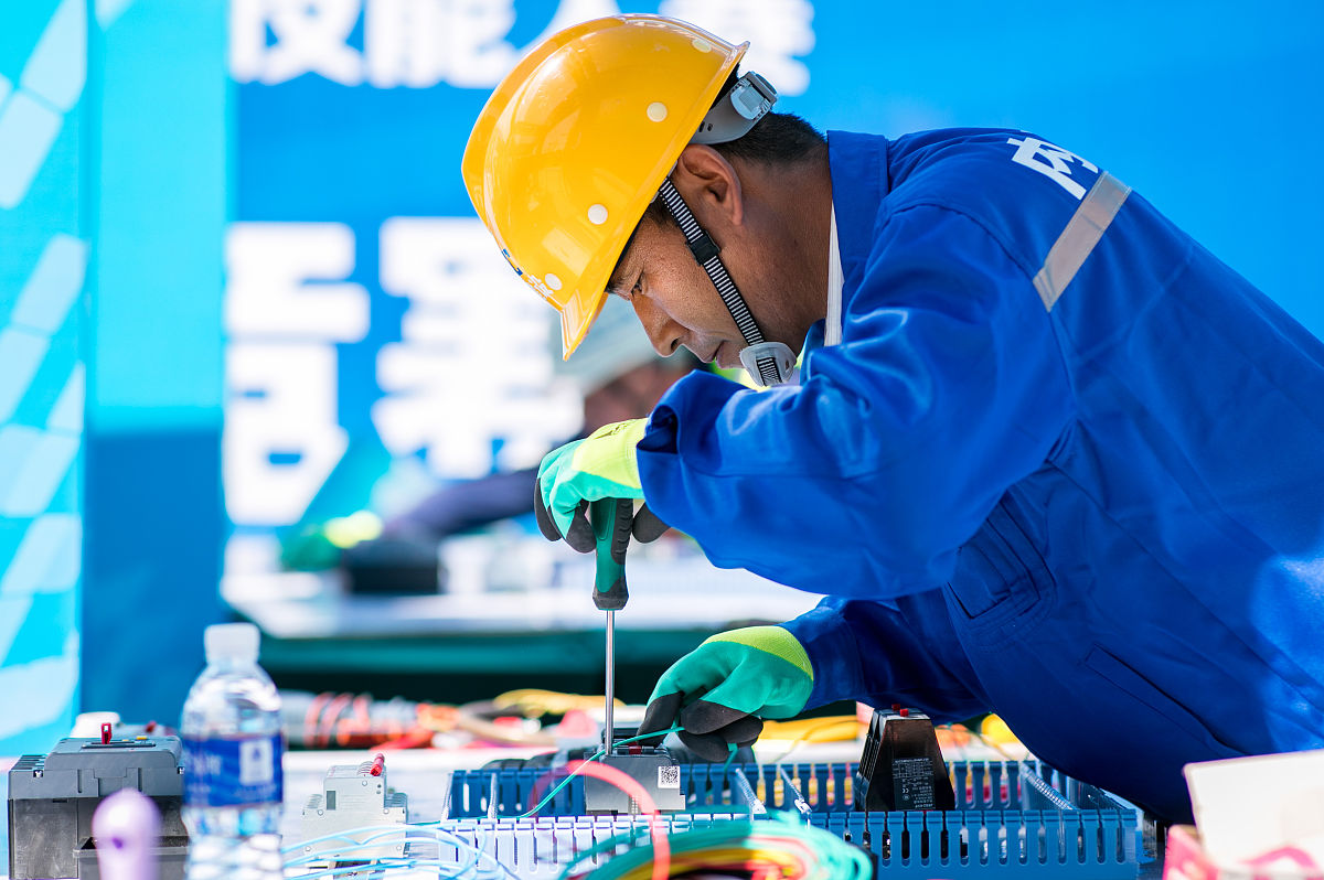 劳模带动一大批技术工人