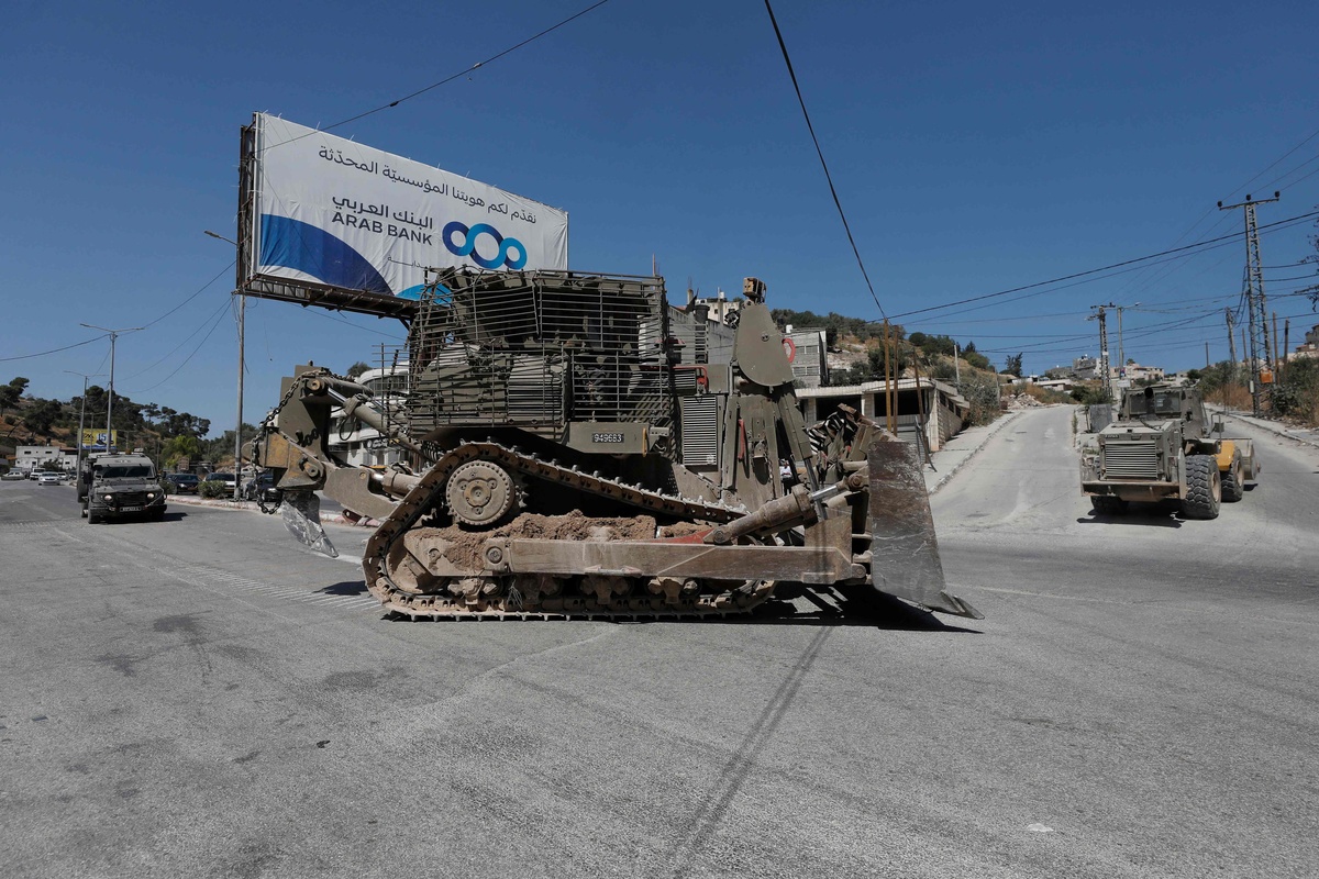 As a professional academic English editor you are asked to revise the following passage using academic language and logic and list the changes made to each section 【The planned trajectories including