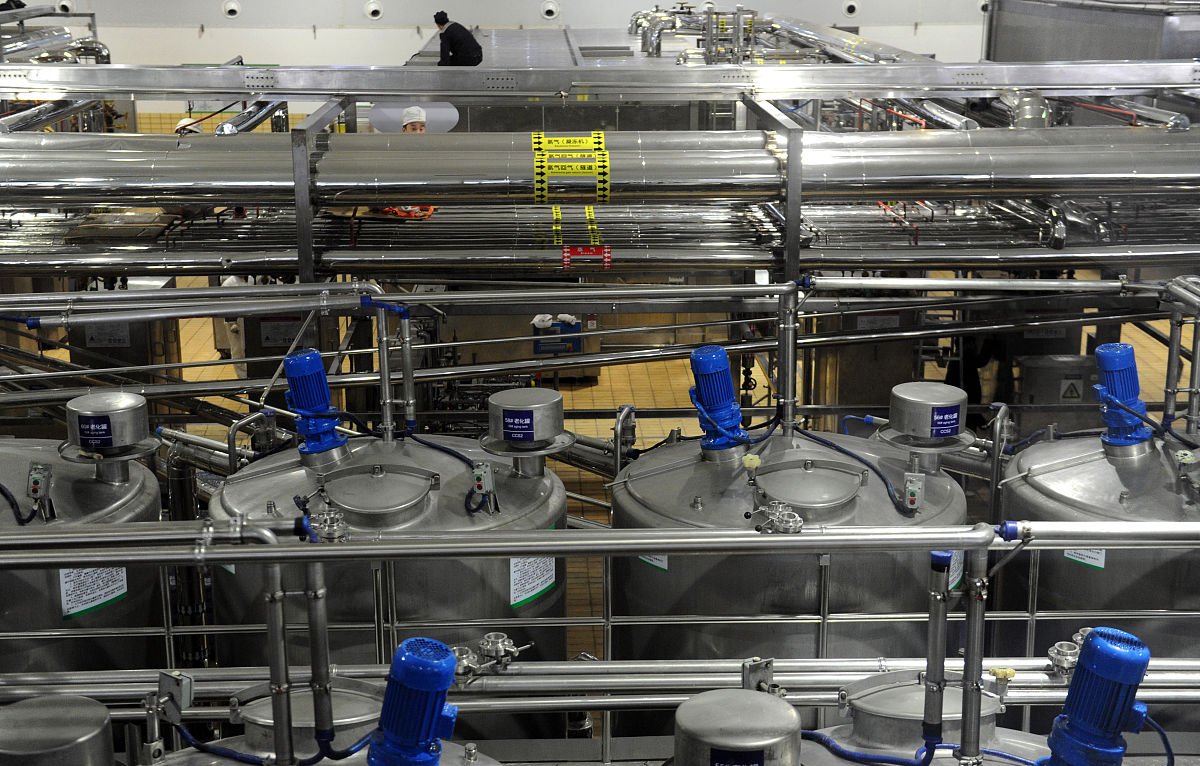 冰激凌生产中存在的问题1 原材料质量不稳定：冰激凌生产需要使用到鲜奶、糖、果汁等多种原材料这些原材料的质量存在差异有时会影响到冰激凌的口感和品质。2 生产设备陈旧：一些小型冰激凌生产厂家使用的设备过于陈旧生产效率和品质无法保障。3 卫生条件不佳：冰激凌生产需要很好的卫生条件因为制作过程中涉及到大量的原材料和人员操作如果卫生条件不佳就会引发食品安全问题。4 储存条件不当：冰激凌制作完成后需要储存如果