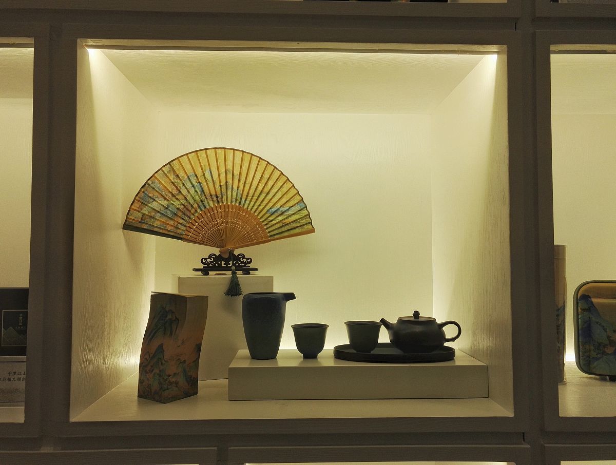 文与质是中国古典美学的一对基础范畴文指的是装饰、纹饰质是内容、本质。在施展技艺的过程中一般情况下质胜文会粗野文胜质会华而不实故而既不能重质轻文也不能重文轻质而应该文质相称。但也有例外在毛笔的制作中笔杆会取用竹、牙、玉、瓷等不同材料并加以雕琢、描绘、镶嵌的修饰但毛笔操持自如、流畅书写的首要功能始终没有让步于费尽心机的巧饰。而紫砂茗壶的制作则注重融会文人的品茗之道在形制上缩小线条上追求自然、雅致如此砂
