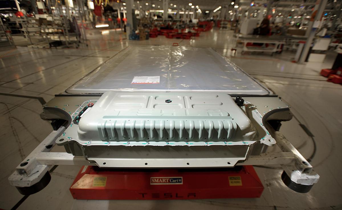 2013年7月10日,美国加州佛利蒙,探访特斯拉汽车工厂.a battery awaits