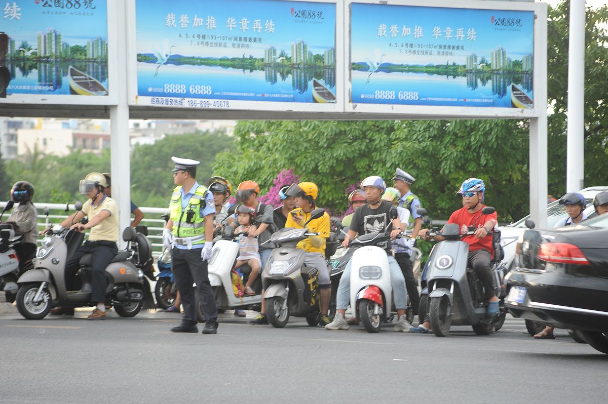 佛山市电动摩托车政策执行问题研究：现状、挑战与对策