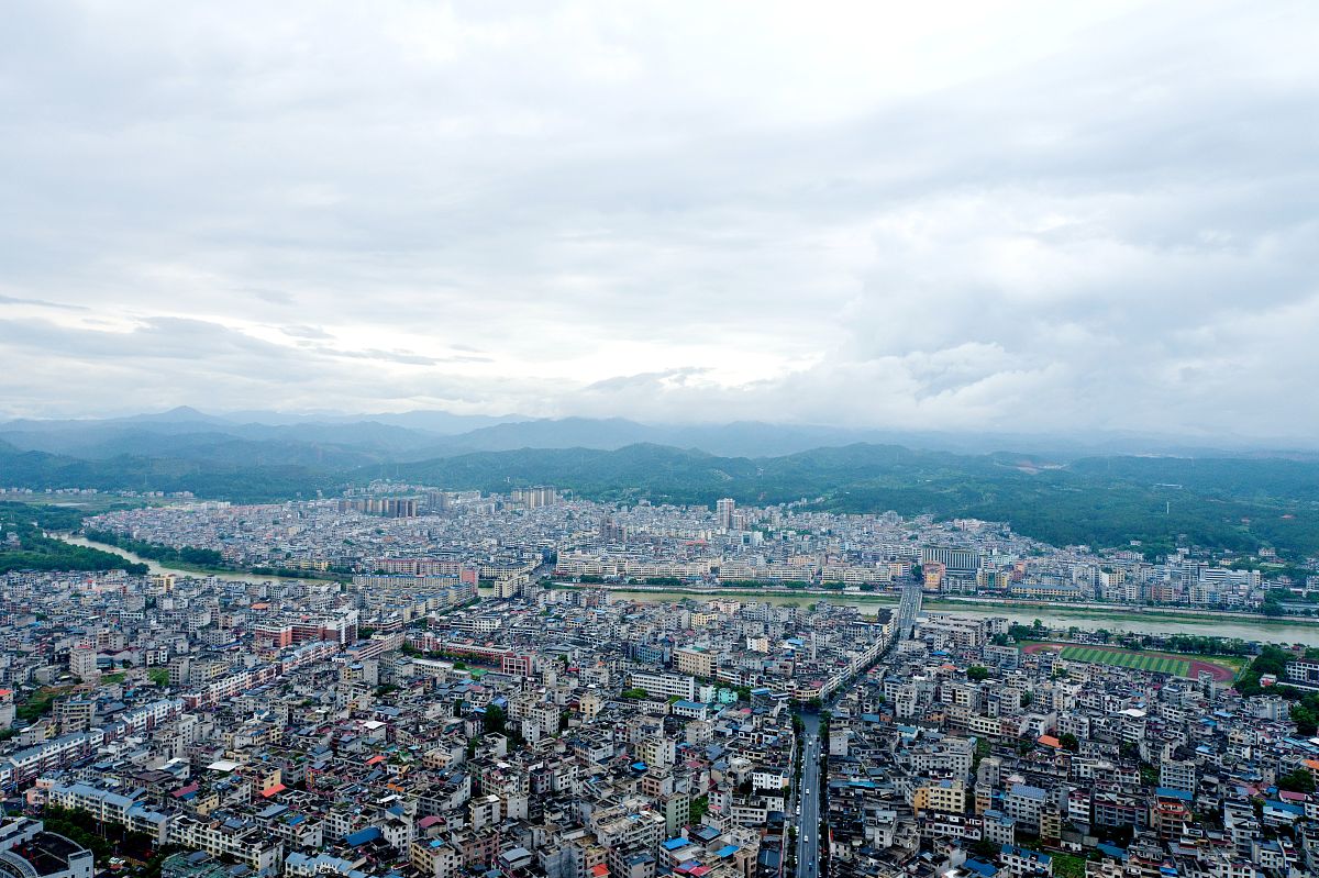 2021年5月5日,航拍江西省吉安市遂川县城市与新农村交相辉映景观.