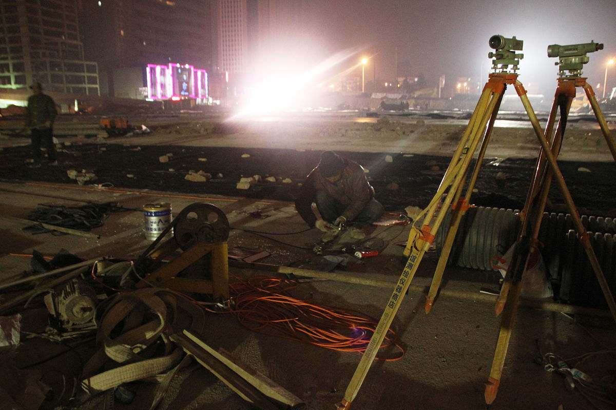 对于市区夜间施工需要提前协调好周边居民的问题可以采取以那些方案和保证措施：