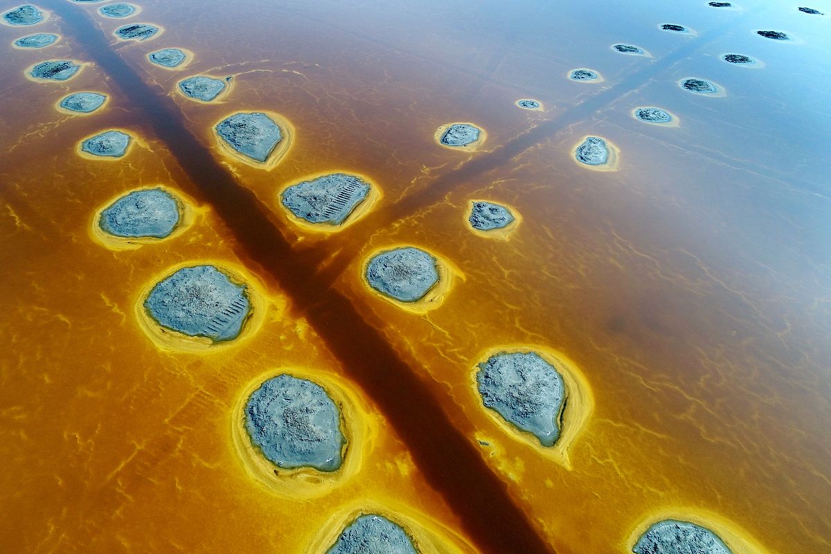 写200字简短的阐明本人摄影作品重色方面如何把握色温并表达出对色从光来、色随光变这句话的理解