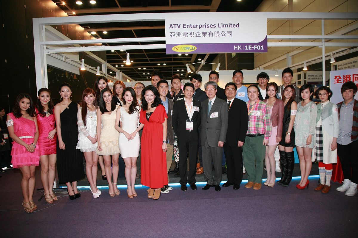 2011年骆思平在QQ上发送了一条简单的信息不知觉间却开启了他与美森活的故事。那时他的女友如今的妻子——黄婷正是美森活的一员。通过黄婷的讲述美森活在他眼中不仅仅是一家美容院更是一个温馨的家一个充满温暖的家。完善一下这个文章的开头