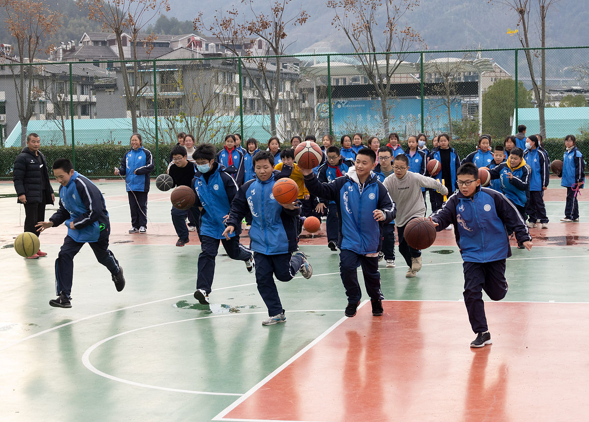 小升初团建:错过玩耍,收获成长 - 队列练习和篮球校队招募 小升初团建:错过玩耍,收获成长 - 队列练习和篮球校队招募