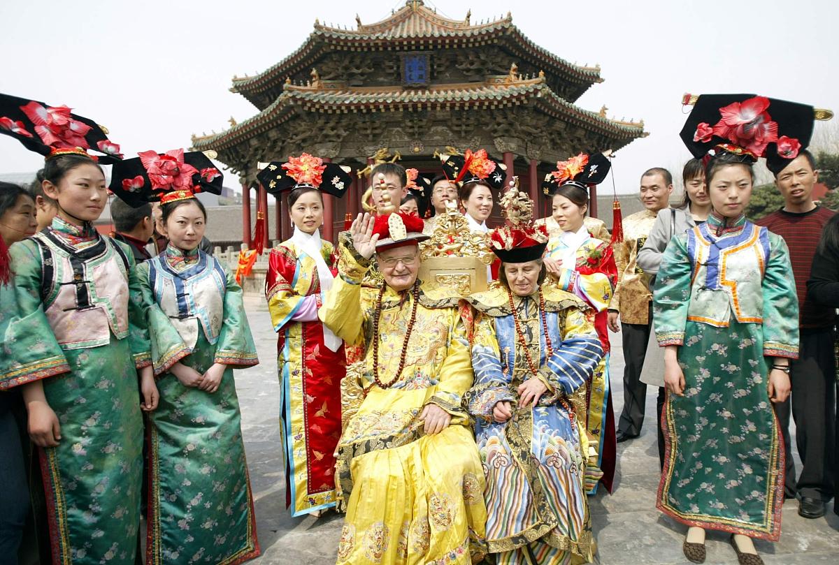 2004年4月10日,四十对满族风味十足的新人集体婚礼在沈阳举行.当日,波