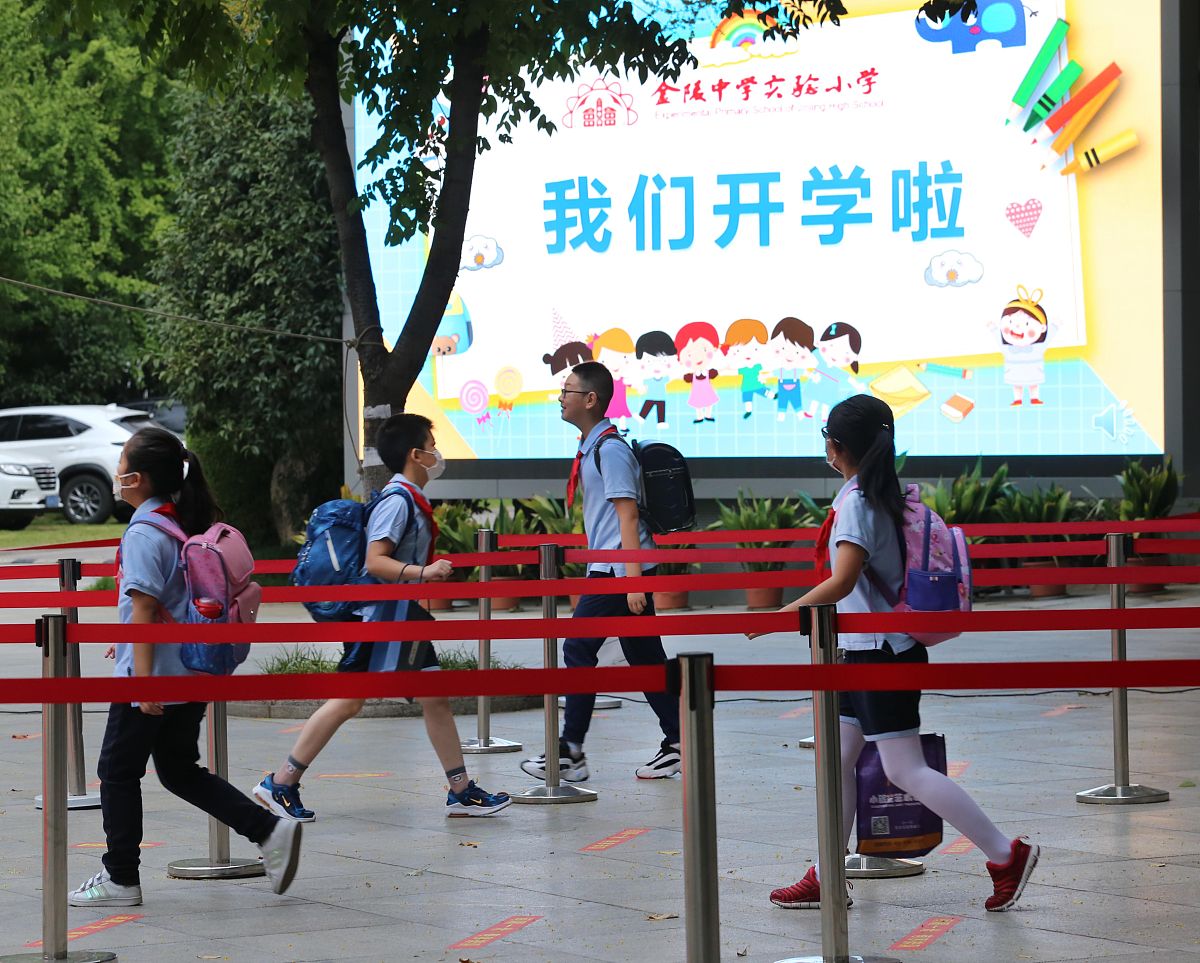 2021年9月13日,南京金陵中学实验小学,同学们返校上课.