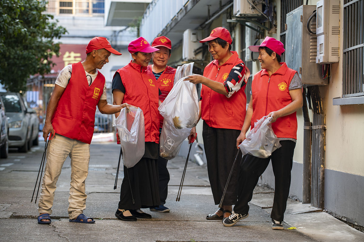 朝农社工站动态|标题内容：夏日送清凉，爱心暖人心 - 朝农社工站关爱环卫工人活动
