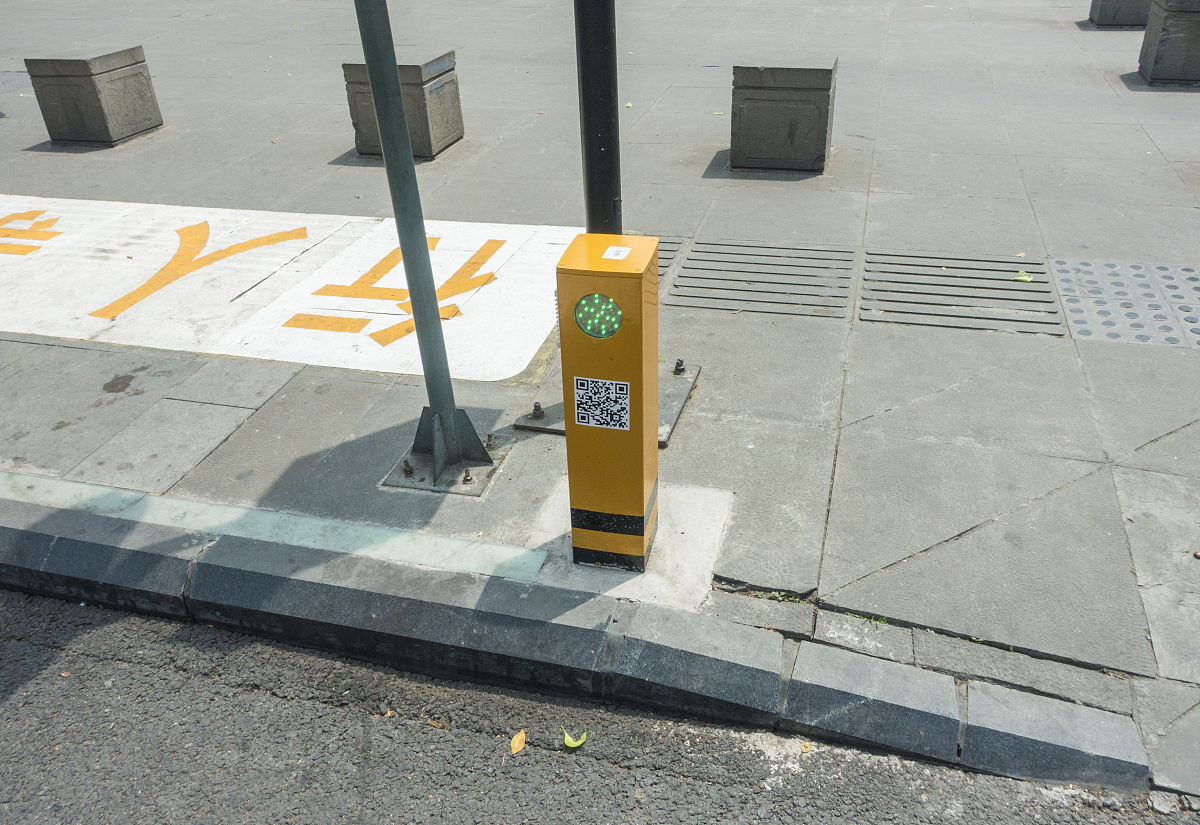 盲人行道的技术系统实现的主要功能是什么？用动词加名词来概括并具体解释