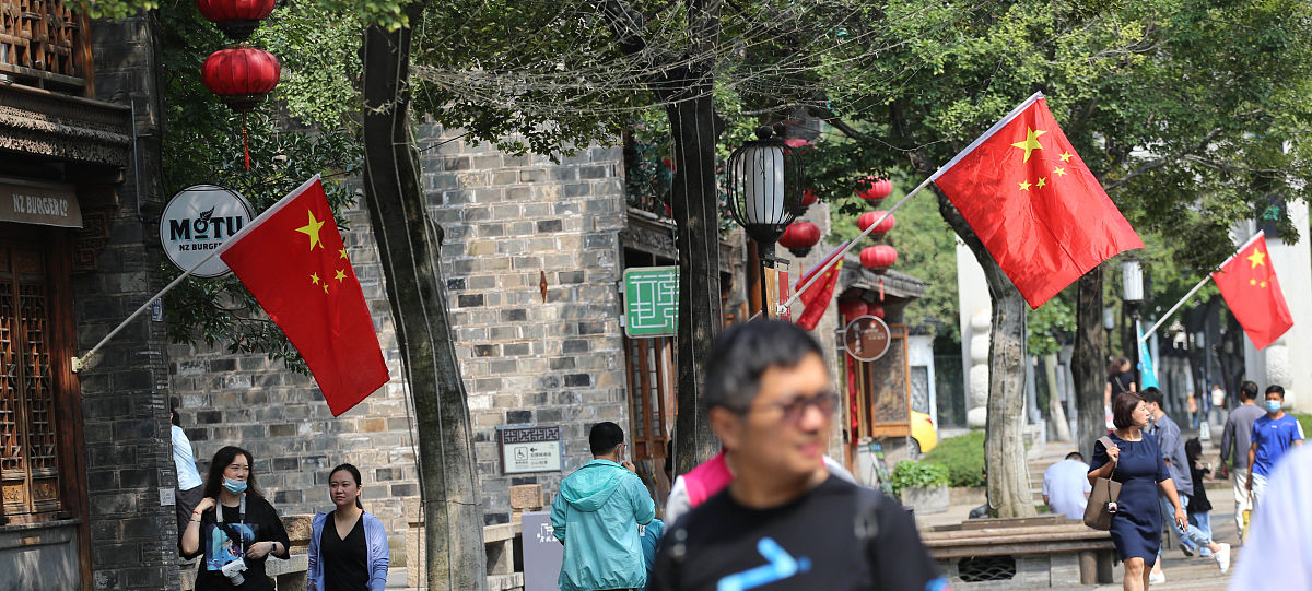 2020年9月26日,南京老门东景区内道路两侧到处都是高挂的五星红旗,整