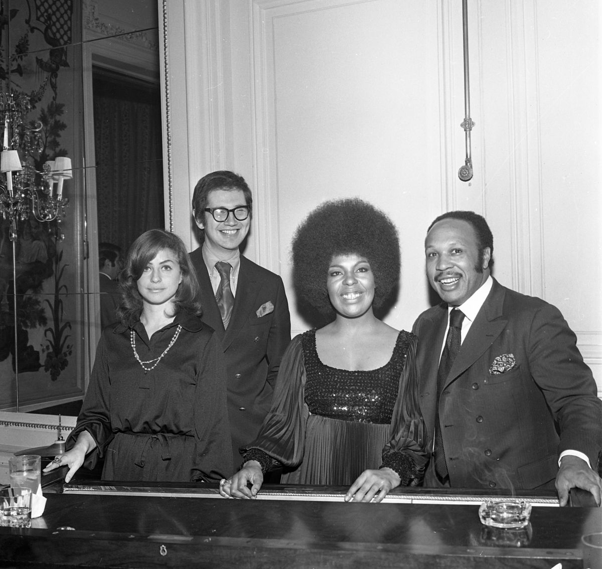 new york - august 4:  singer roberta flack and party guests at a