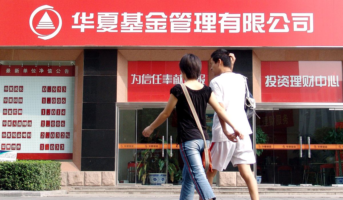 请撰写导致 Z招商信诺人寿保险公司销售人员培训体系问题的内部原因： 业务员作业模式的特殊性