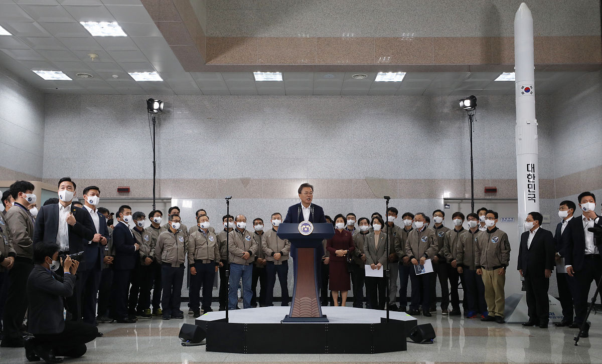 当地时间2021年10月21日,韩国高兴郡,韩国自主研发的"世界"号运载火箭