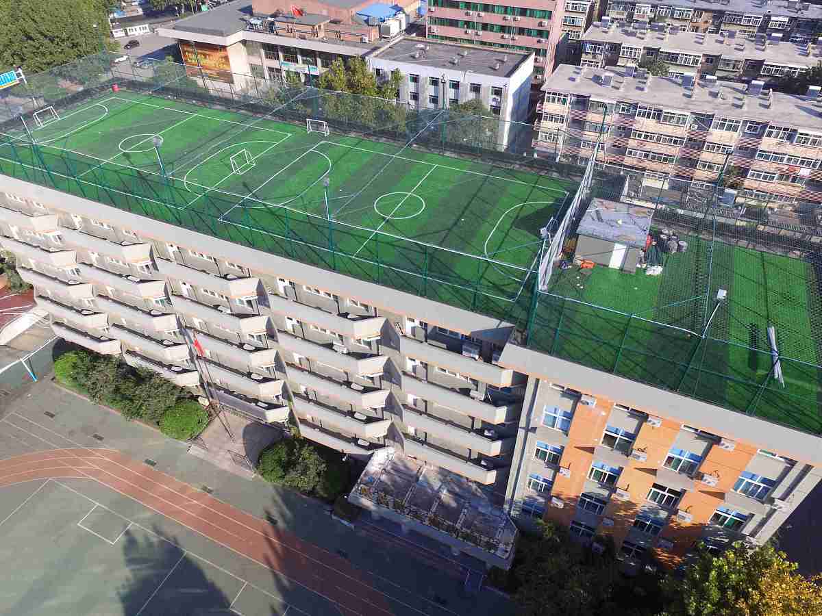 2018年10月2日,无人机航拍的位于山东省济南市历下区的山师附小"楼顶